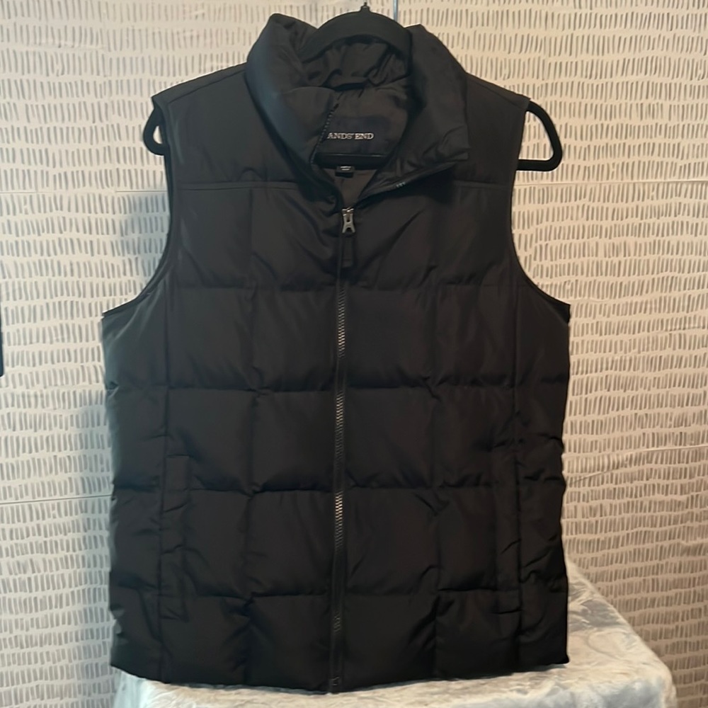 Woman’s lands end size medium black new puff vest